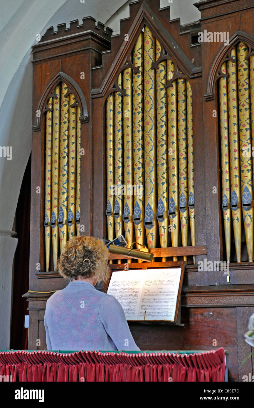 Les femmes à l'orgue de l'église Banque D'Images
