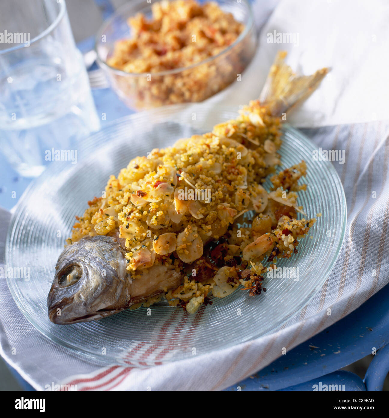 De la mer dans la semoule pané avec de la tomate fraîche et menthe Banque D'Images