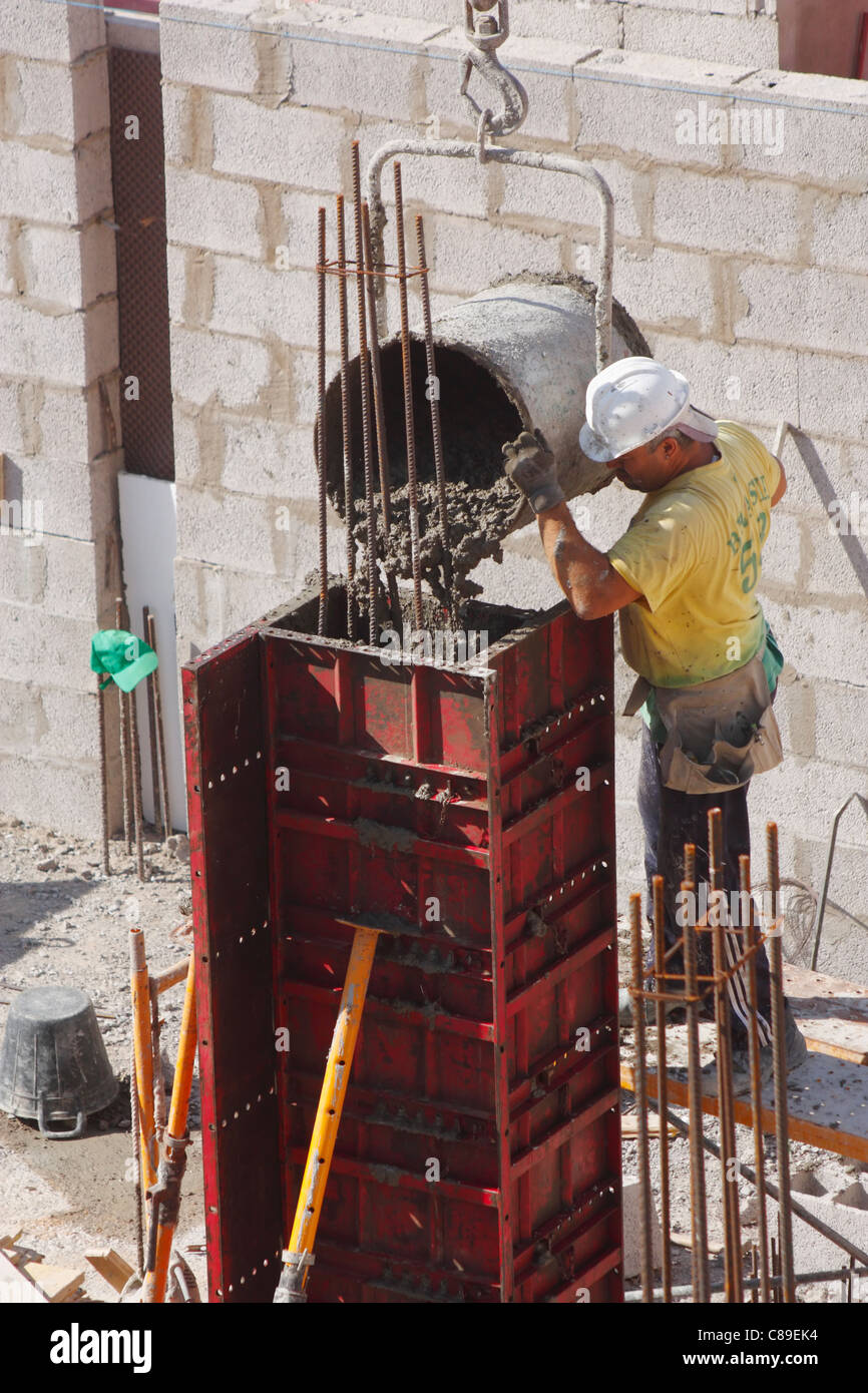 Verser du béton humide, du ciment sur le chantier Photo Stock Alamy