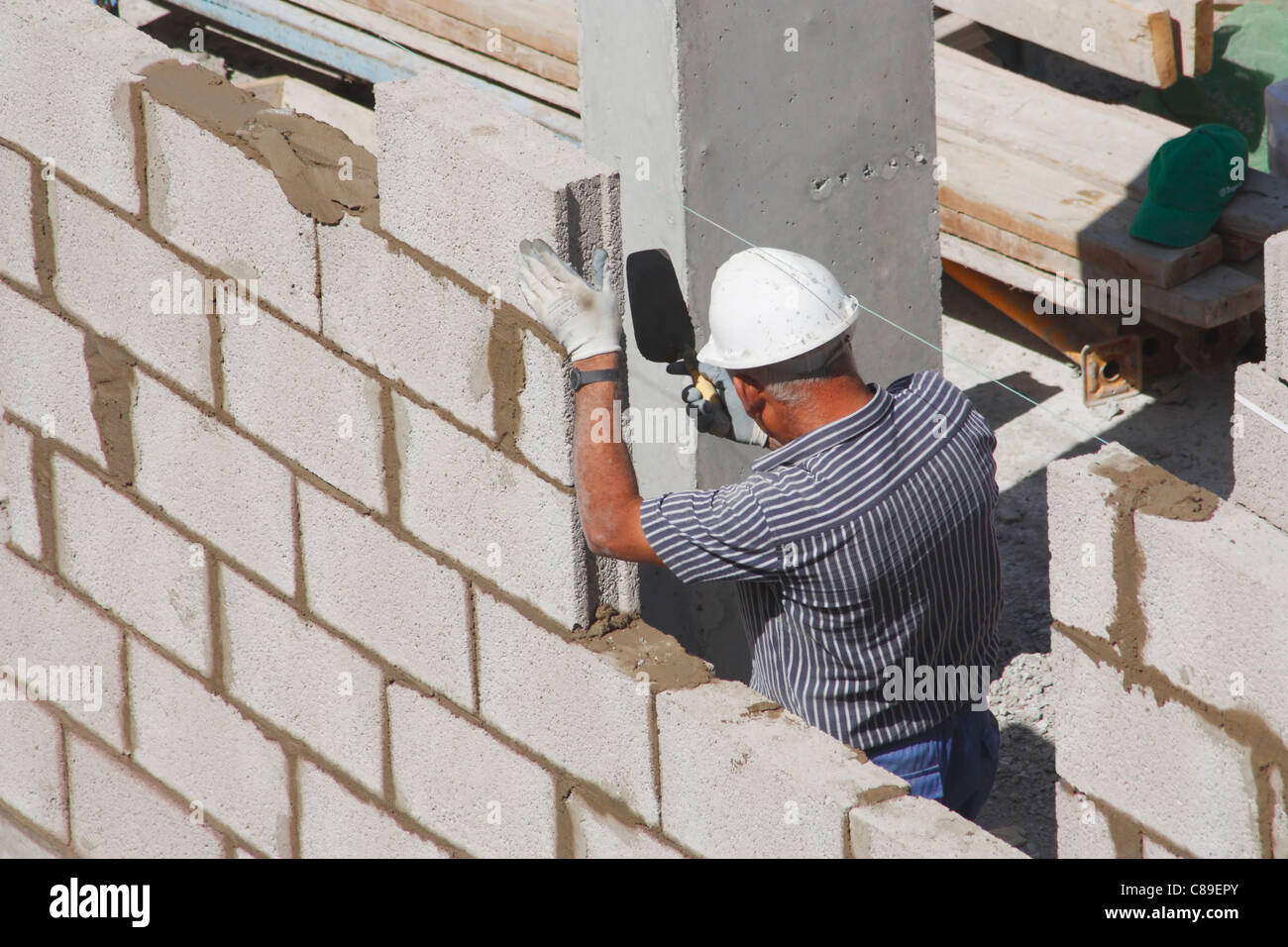 Construction Worker building nouvelle maison sur Gran Canaria, Îles Canaries, Espagne Banque D'Images