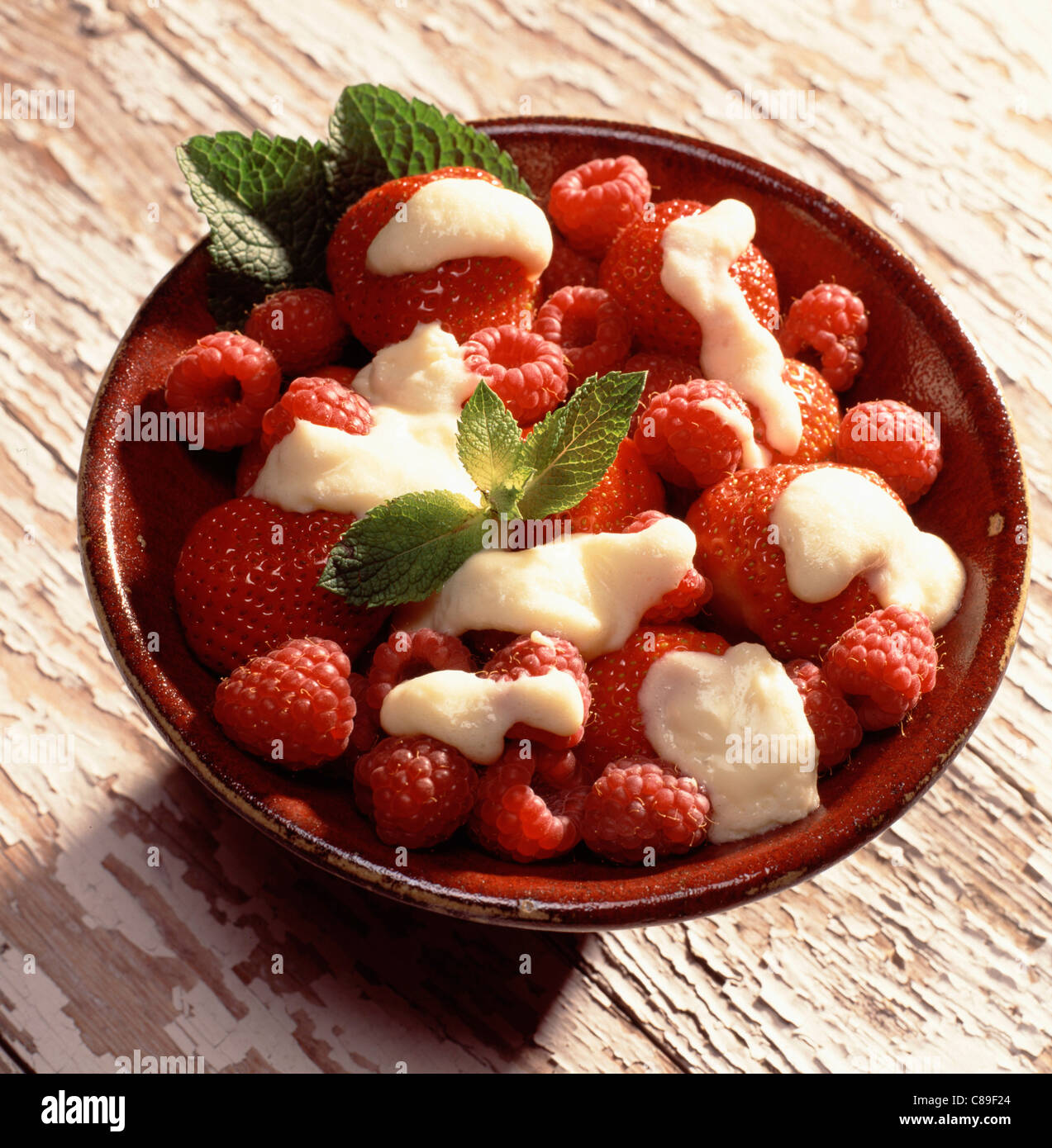 Les fruits d'été avec fromage Fontainbleau Banque D'Images