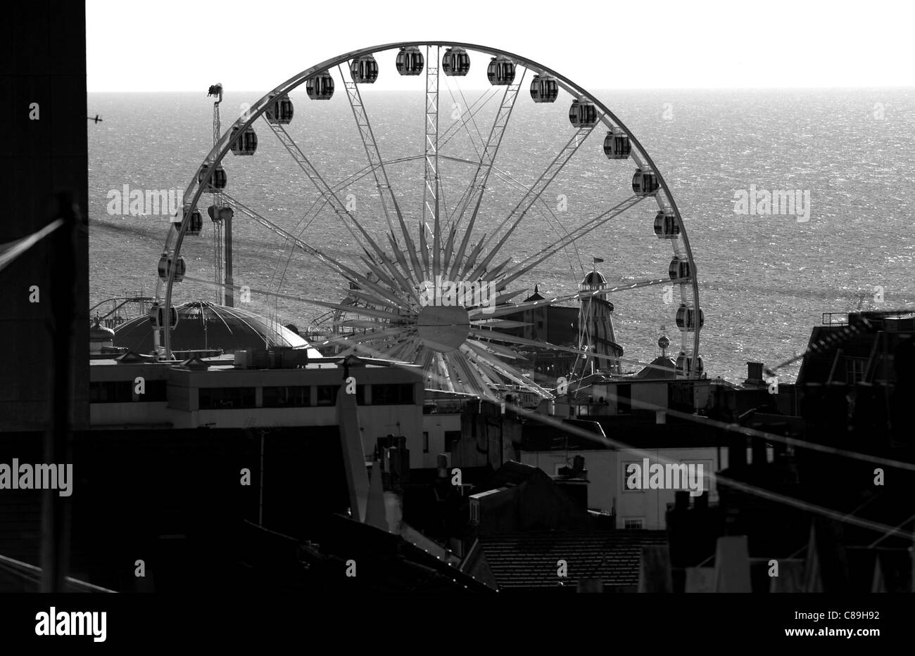 Une vue depuis l'intérieur des terres de la nouvelle roue de Brighton ou roue d'excellence sur le front de mer. 2011 Banque D'Images