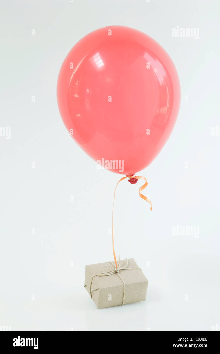 Ballon rouge lié à air mail parcel against white background, Close up Banque D'Images