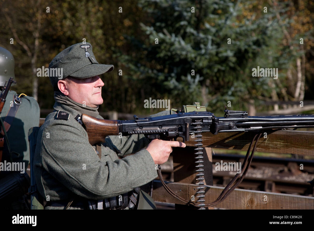 Les Allemands de 'le Visham' ou de Levisham en octobre 2011  soldats costumés à la mitrailleuse MG 42, aux armes de la Seconde Guerre mondiale, à la Seconde Guerre mondiale, à la Seconde Guerre mondiale, aux réacteurs de la Seconde Guerre mondiale à la fin de semaine de la guerre de Pickering et de la guerre, North Yorkshire, Royaume-Uni Banque D'Images