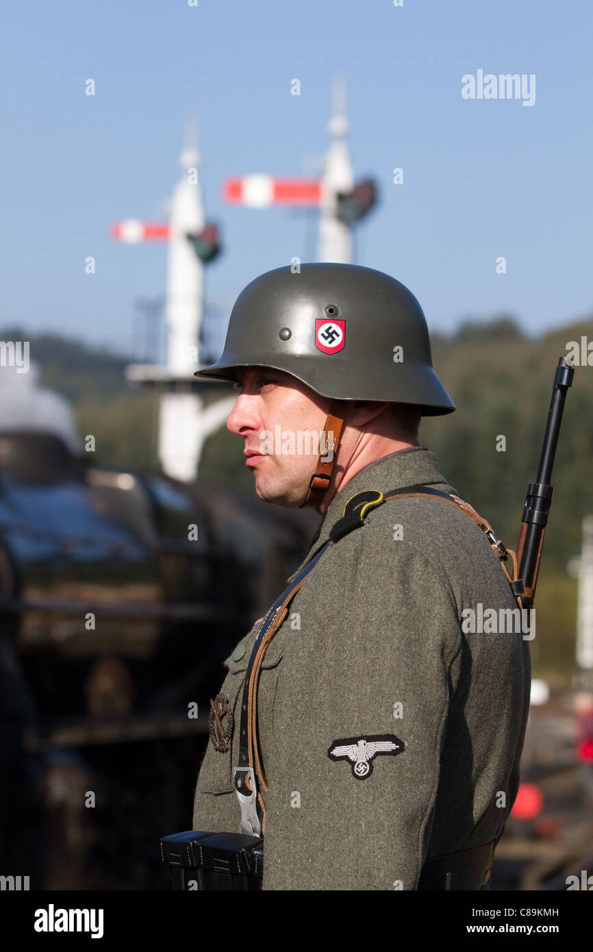 Les Allemands (gardes de la gare) à 'le Visham' ou à Levisham le 16 octobre 2011.Soldats allemands costumés, Seconde Guerre mondiale, Seconde Guerre mondiale, Seconde Guerre mondiale, Seconde Guerre mondiale, Seconde Guerre mondiale, réacteurs de la Seconde Guerre mondiale lors de la guerre de Pickering et du week-end de guerre, North Yorkshire, Royaume-Uni Banque D'Images