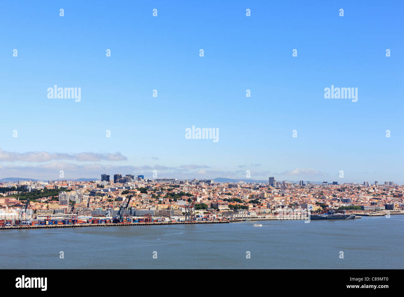 L'Europe, Portugal, Lisbonne, vue du tage sur cityscape Banque D'Images