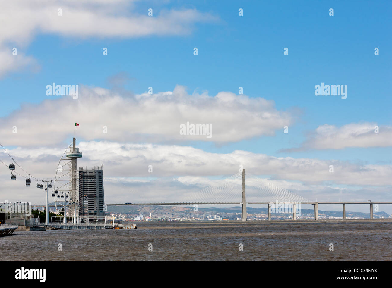 L'Europe, Portugal, Lisbonne, Parque das Nacoes, Vue sur Tour Vasco da Gama et le pont Vasco da Gama Banque D'Images