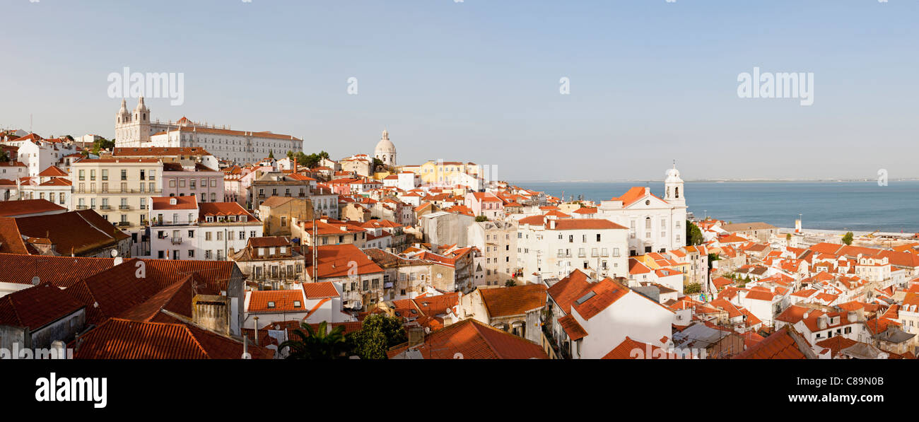 L'Europe, Portugal, Lisbonne, Alfama, vue de la ville avec l'église de São Vicente de Fora et église de Santo Estevao Banque D'Images