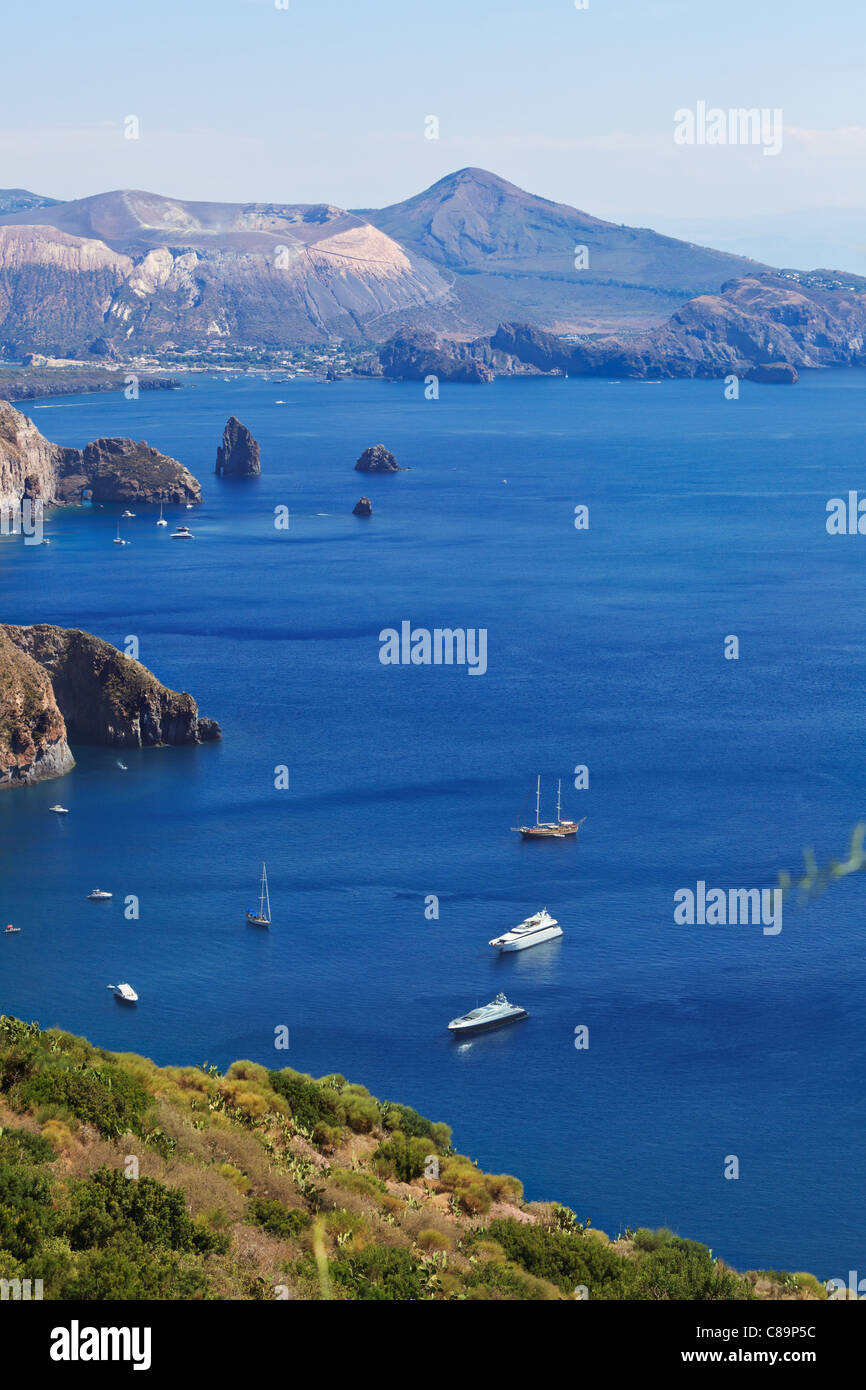 Quattrocchi marins : vue sur l'île de Vulcano, l'île de Lipari Banque D'Images
