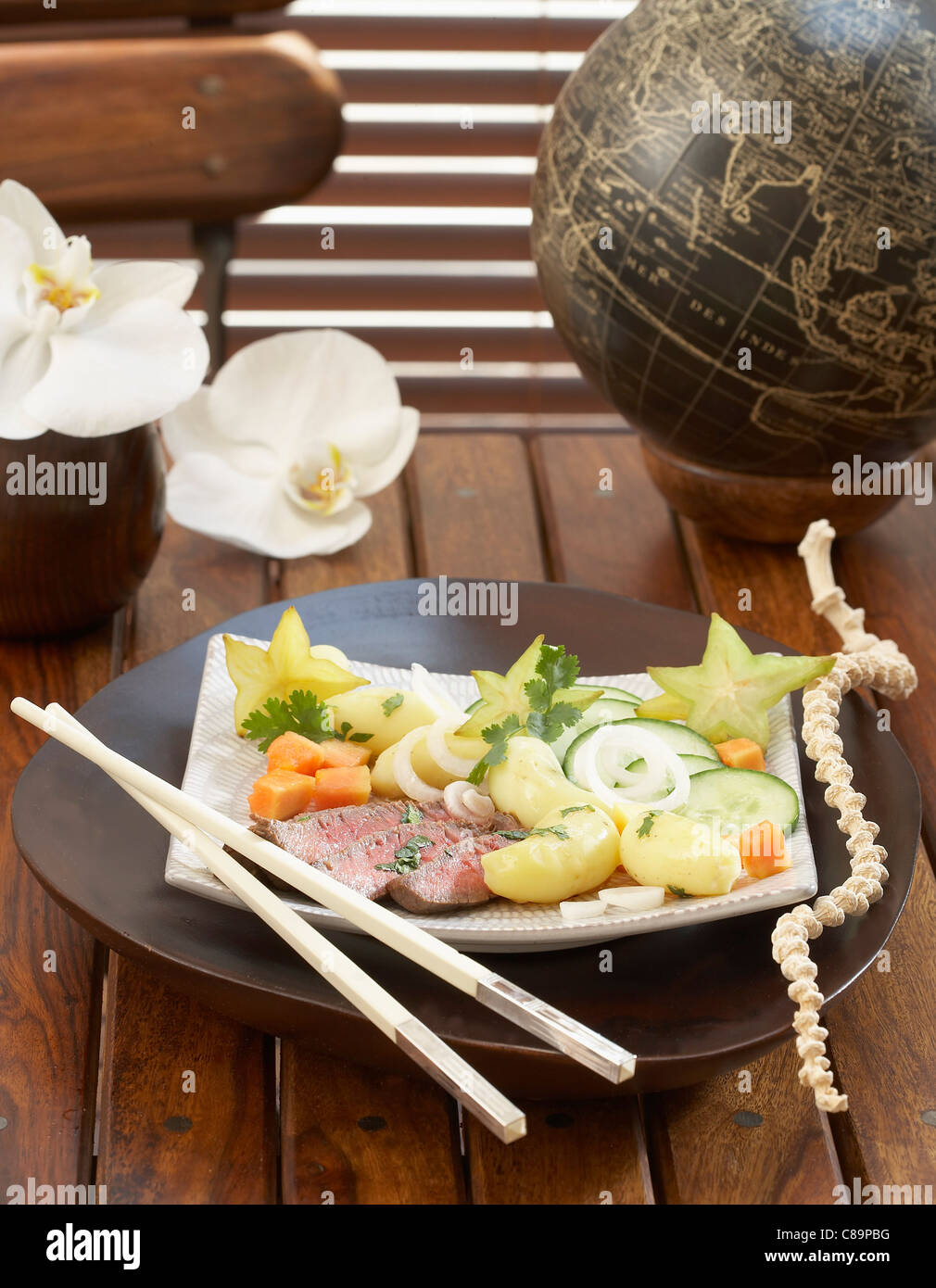 Salade thaï avec des pommes de terre Ratte du Touquet Banque D'Images