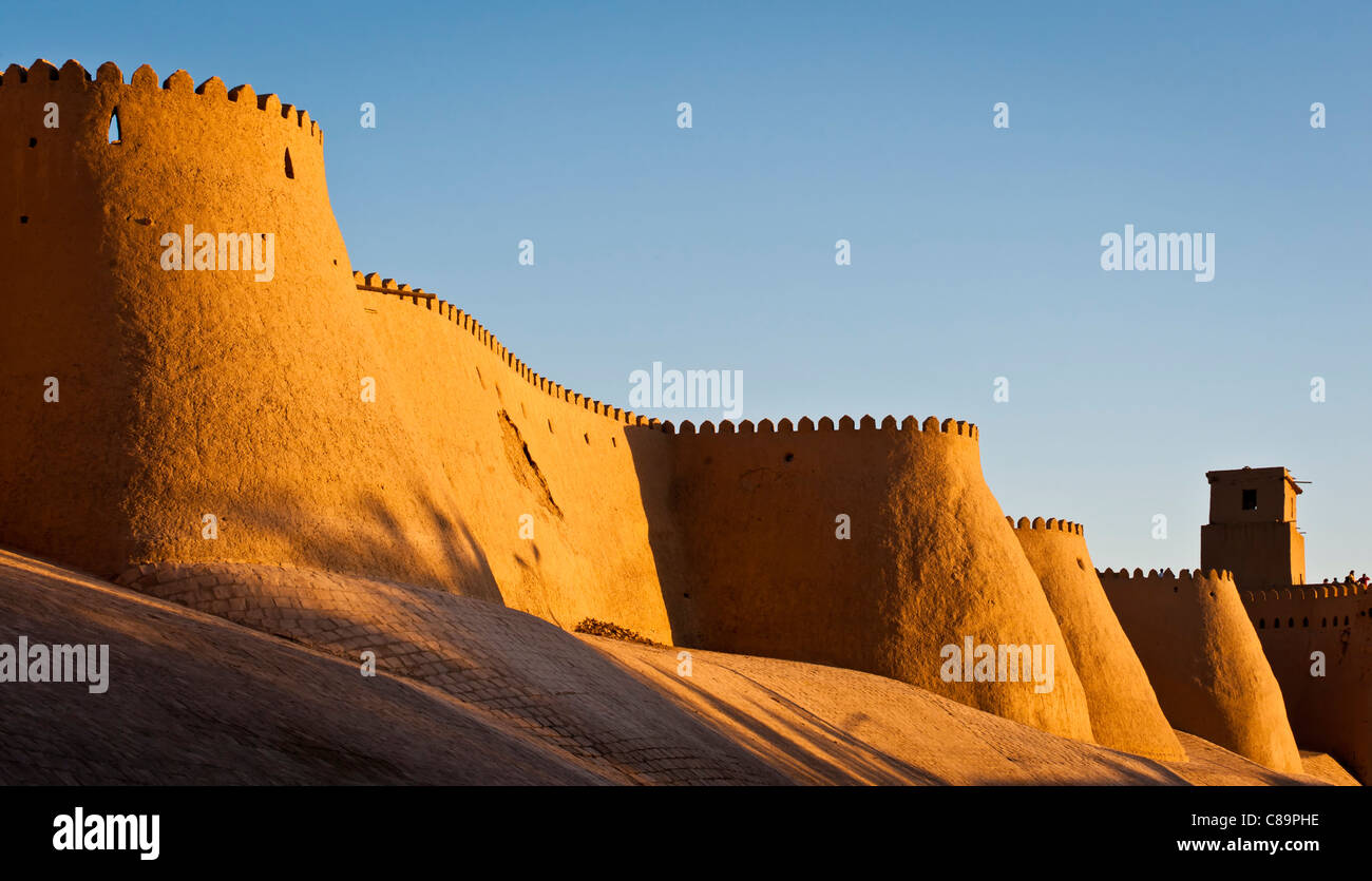 Khiva (Ichon-Qala). Murs et Khiva Kunha Arche au coucher du soleil. Banque D'Images