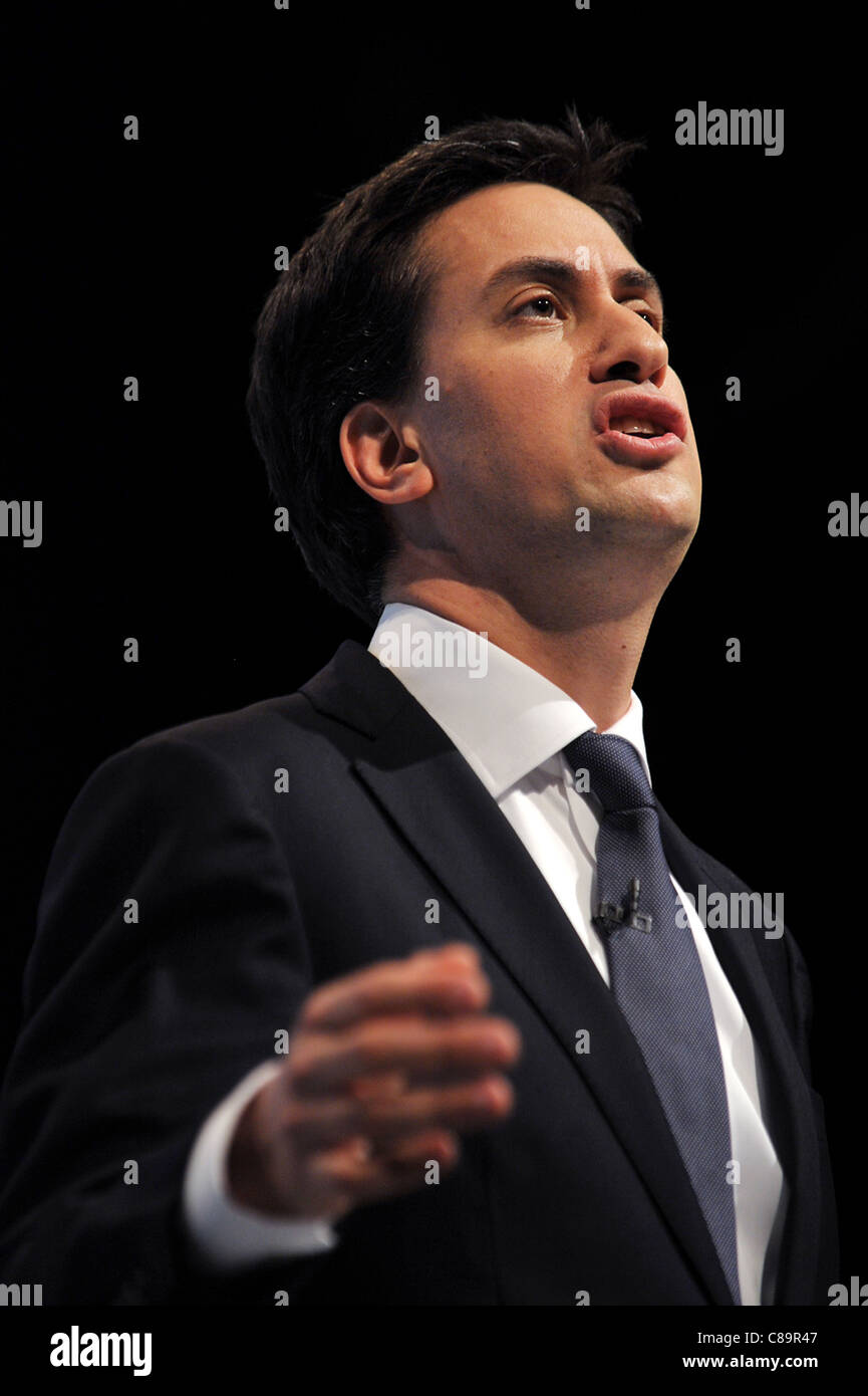 Le chef du parti travailliste britannique, Ed Miliband, prend la parole lors d'une conférence Banque D'Images