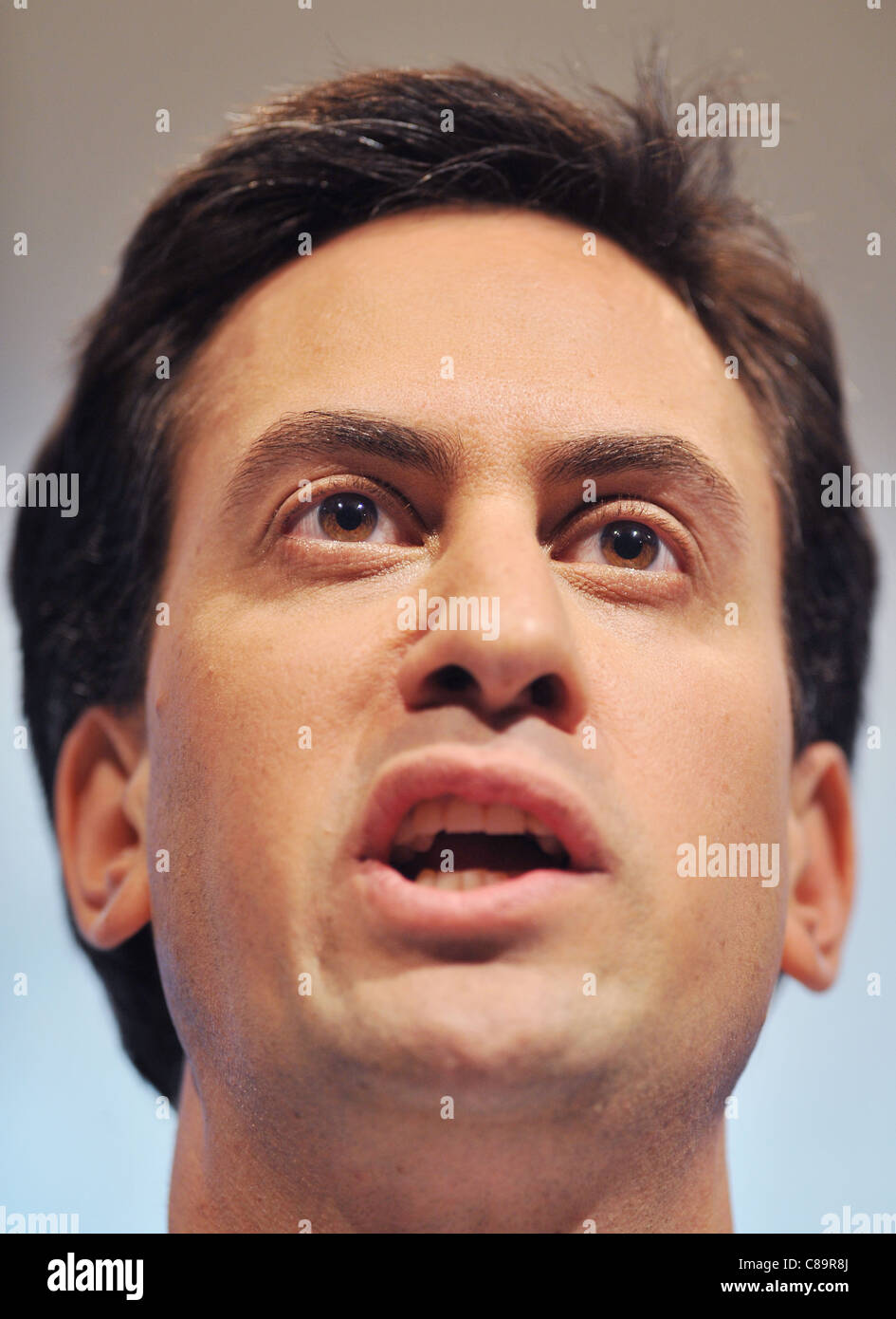 Le chef du parti travailliste britannique, Ed Miliband, prend la parole lors d'une conférence Banque D'Images