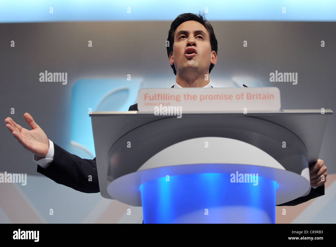 Le chef du parti travailliste britannique, Ed Miliband, prend la parole lors d'une conférence Banque D'Images