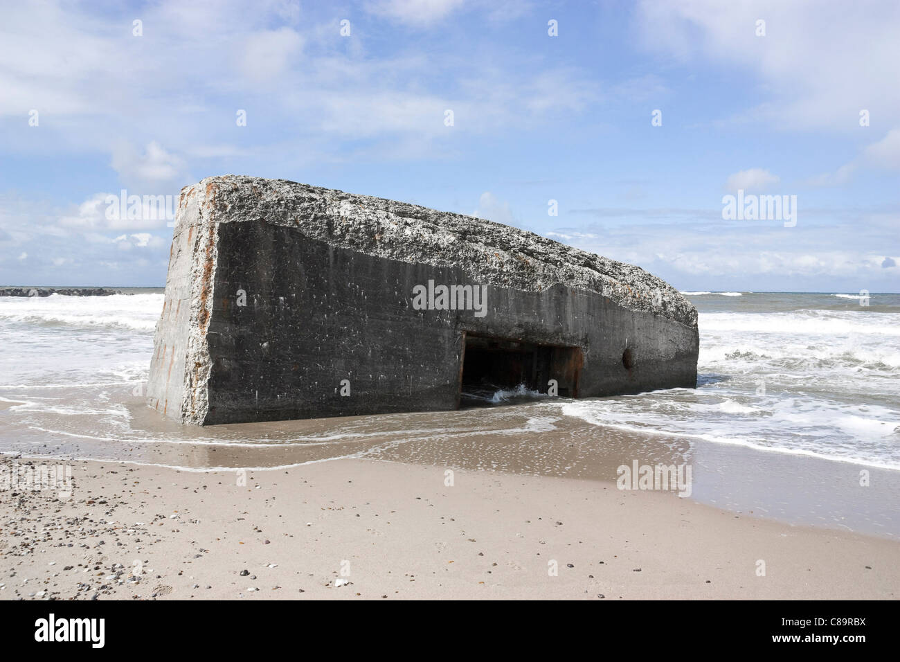 Le Danemark, l'Vrist, vue de la seconde guerre mondiale bunker sur la plage Banque D'Images