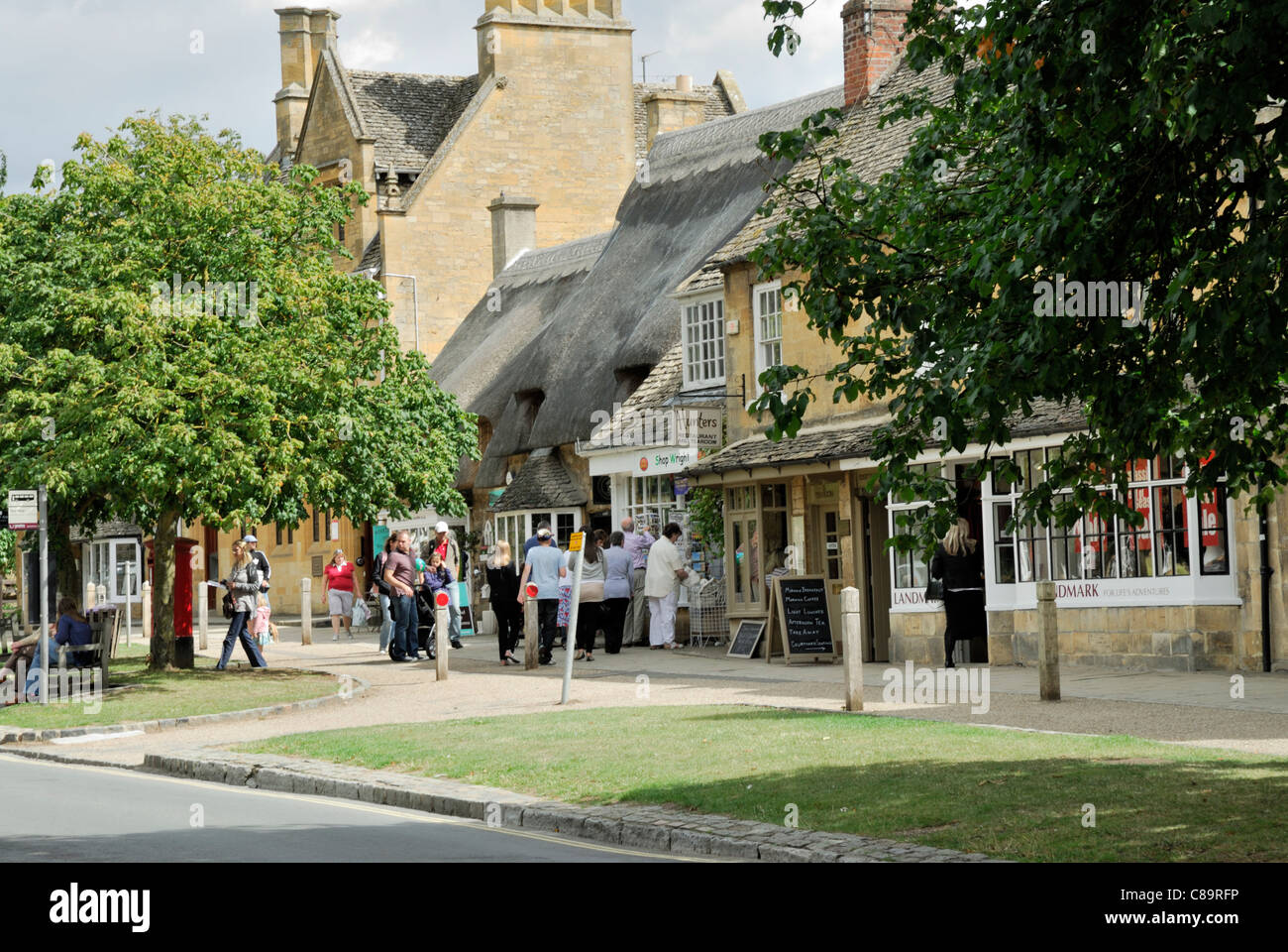 Shopping, rue Main ouest village Broadway Cotswolds Banque D'Images