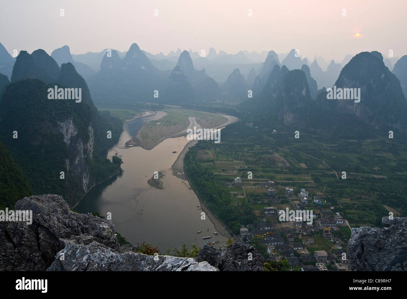 La Chine, Xing Ping, vue sur la rivière Li avec rock formations Banque D'Images