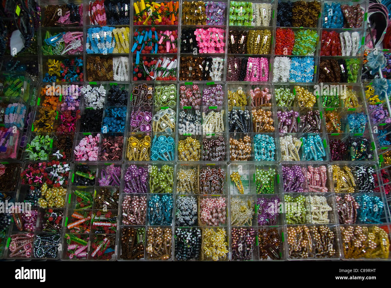 Thaïlande, Bangkok, variété de bijoux en plastique au cours du marché Banque D'Images