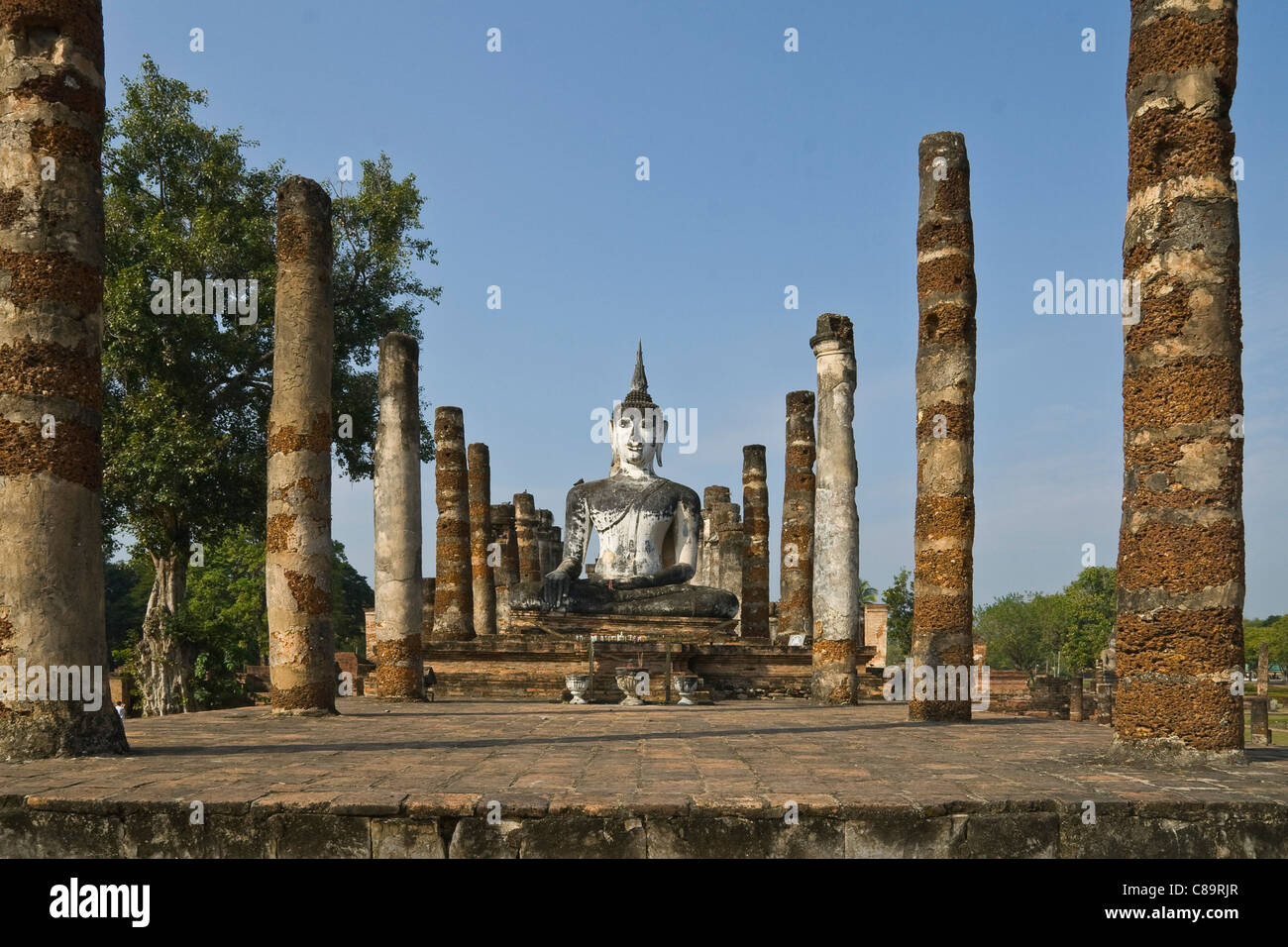 La Thaïlande, Sukothai, vue du vieux temple avec la statue de Bouddha Banque D'Images