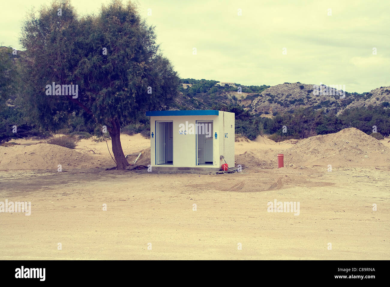 Grèce, Rhodes, vue de toilettes publiques sur la plage Banque D'Images