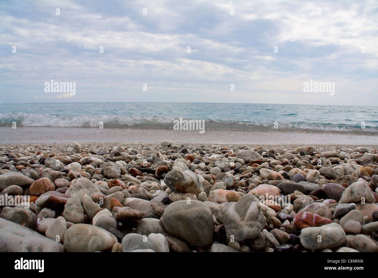 Grèce, Rhodes, vue de pierres sur beach Banque D'Images