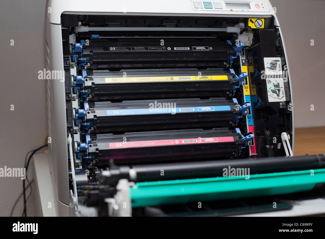 Dans les cartouches de toner HP Color Laserjet 2605DN Photo Stock - Alamy