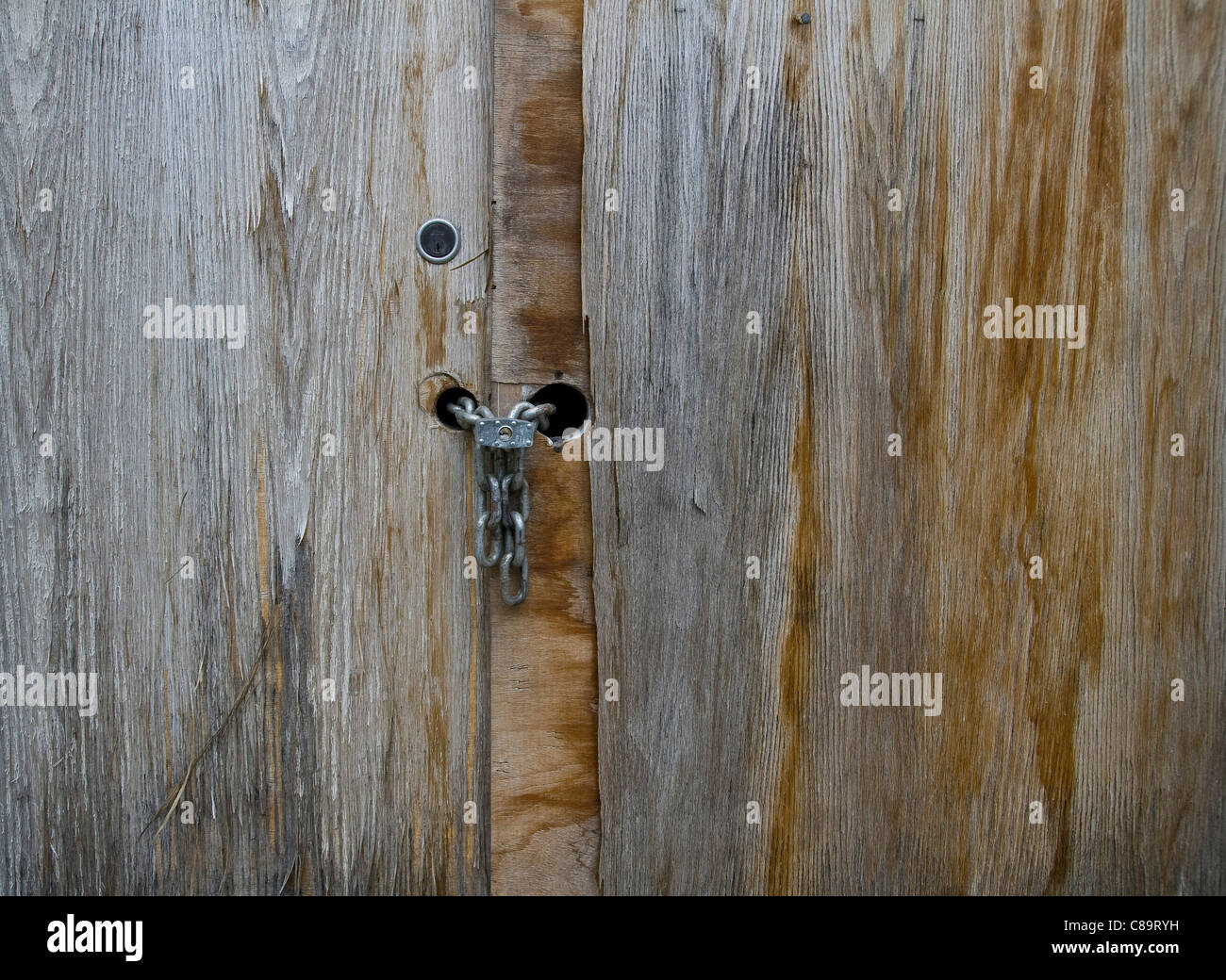 Allemagne, Vechelde, près des portes de bois avec cadenas Banque D'Images
