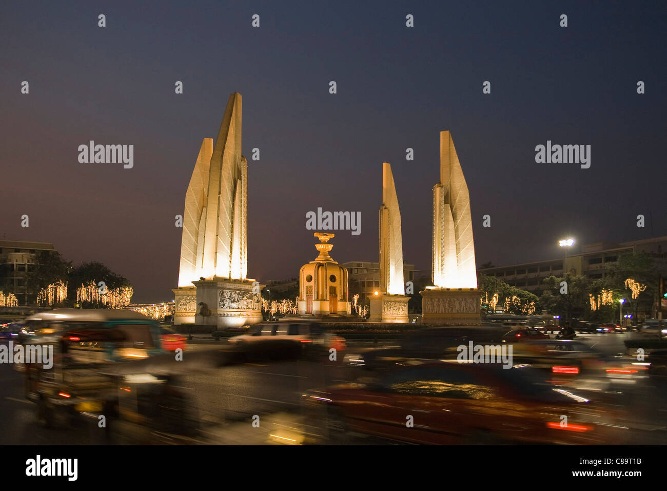 Thaïlande, Bangkok, vue d'architecture avec trafic de nuit Banque D'Images