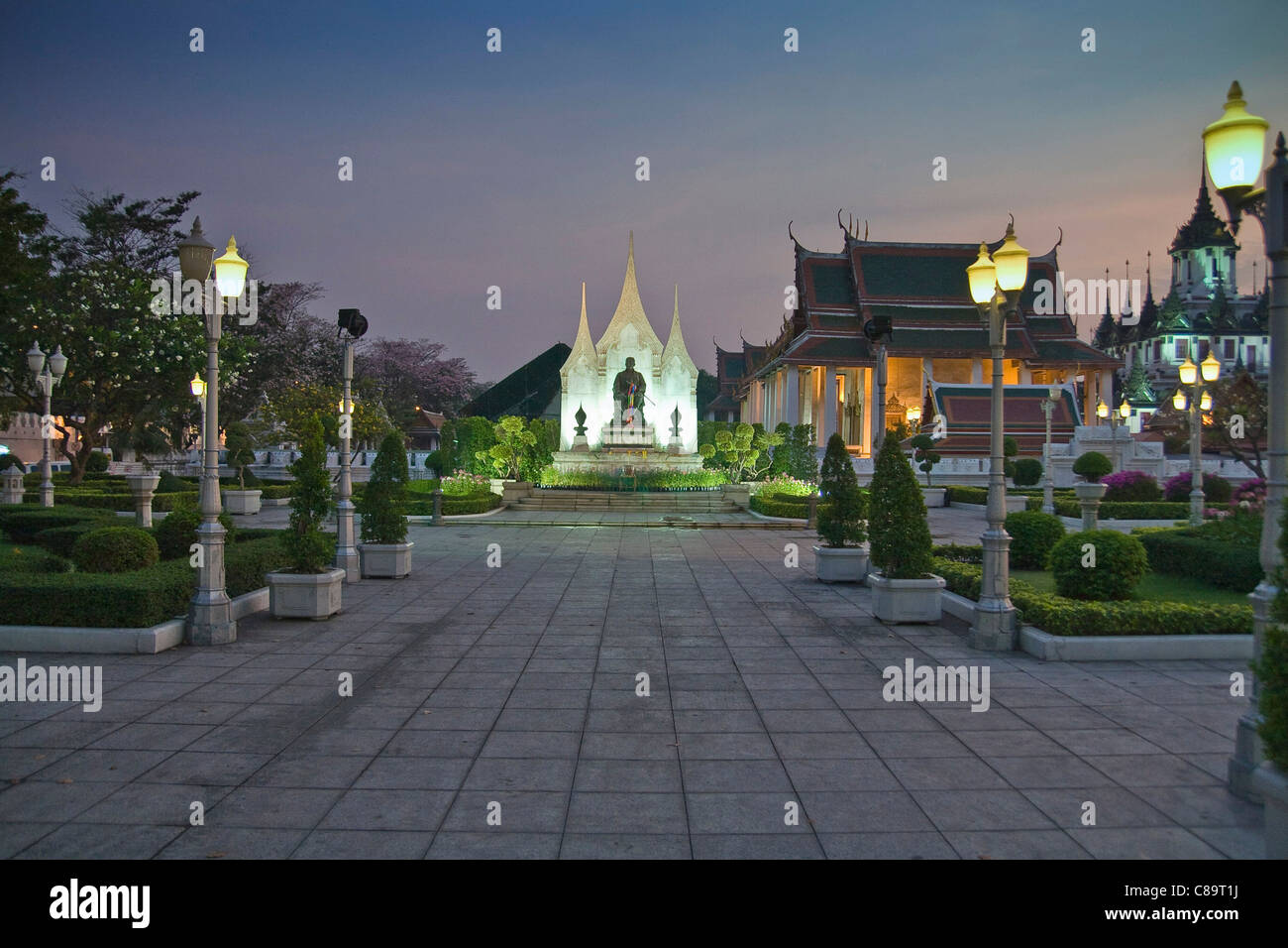 Thaïlande, Bangkok, View of temple éclairé avec des lumières de rue Banque D'Images