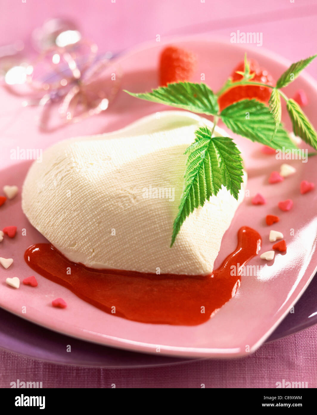 Coeur Fromage frais avec sauce aux framboises Banque D'Images