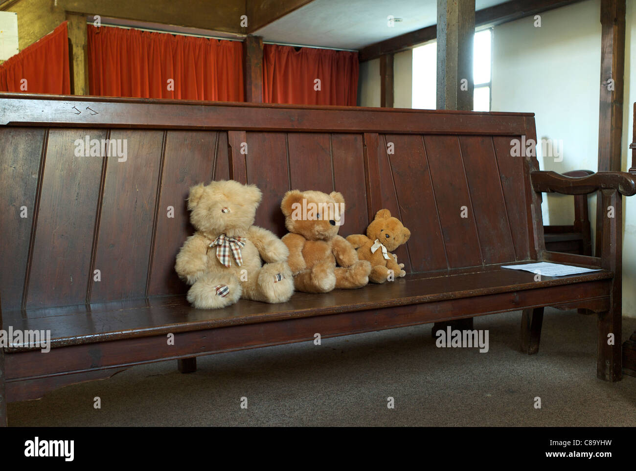 Ours Ancien En Paille Et Peluche Avec Petite Chaise En Noisetier - Vintage