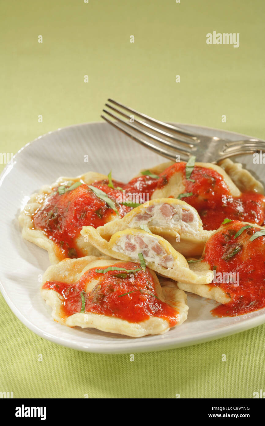 Des raviolis avec du jambon serrano Banque D'Images