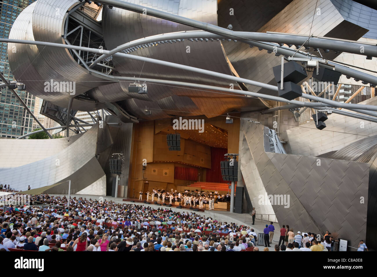 Un concert gratuit dans l'amphithéâtre du Pavillon Jay Pritzker conçu par l'architecte Frank Gehry, Millenium Park, Chicago, Illinois Banque D'Images