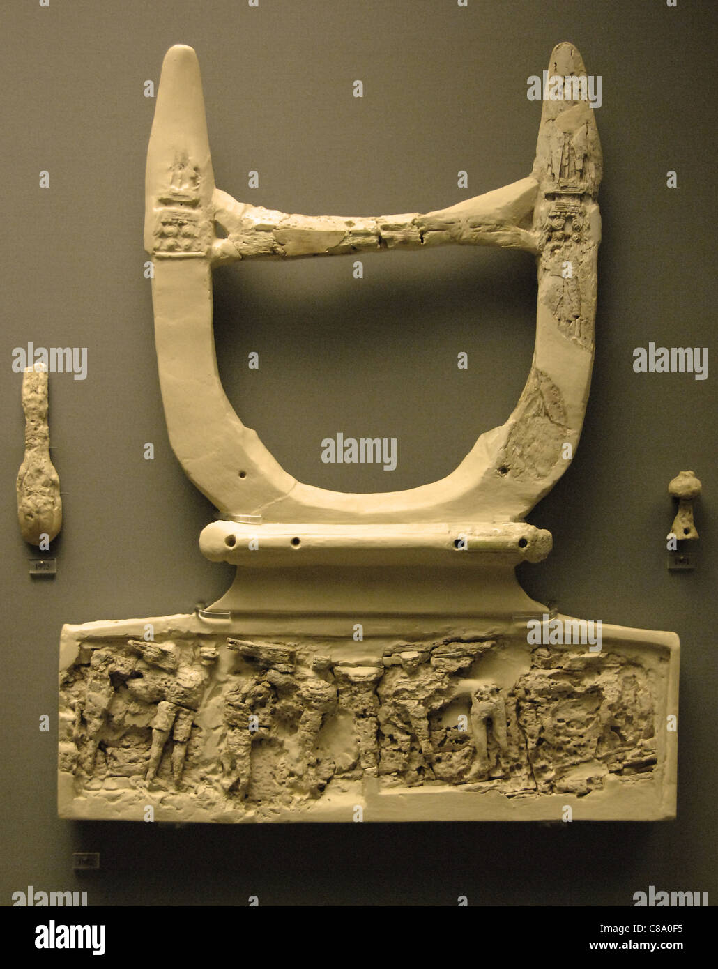 L'art mycénien Llyre d'ivoire avec des sculptures décoratives à la base c'était le son fort. Banque D'Images