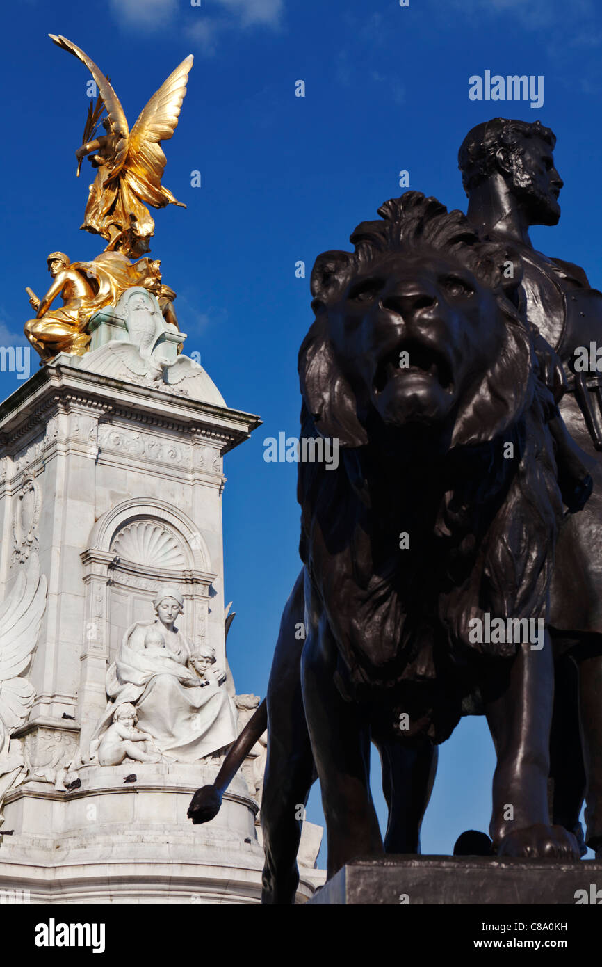 Queen Victoria Memorial et Sir Thomas Brock Statue Banque D'Images