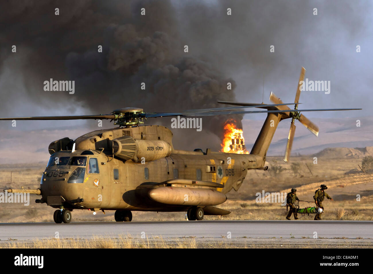 De l'air israélienne hélicoptère Sikorsky CH-53 pendant une opération de sauvetage Banque D'Images