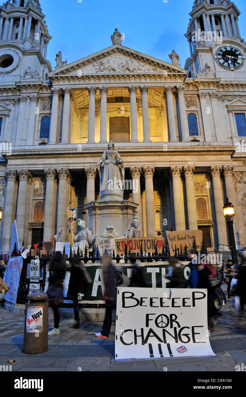 Tentes en face de la cathédrale de St Paul, le troisième jour d'Occupy London protestation anti-capitaliste alors que la nuit tombe. Lundi 17 Octobre 2011 Banque D'Images