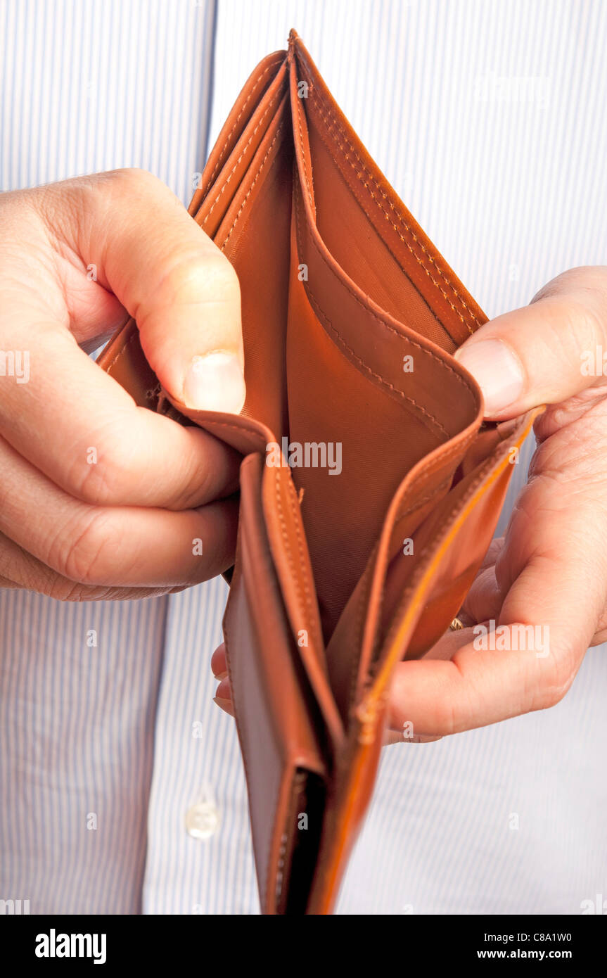Homme montrant un porte-monnaie vide Photo Stock - Alamy