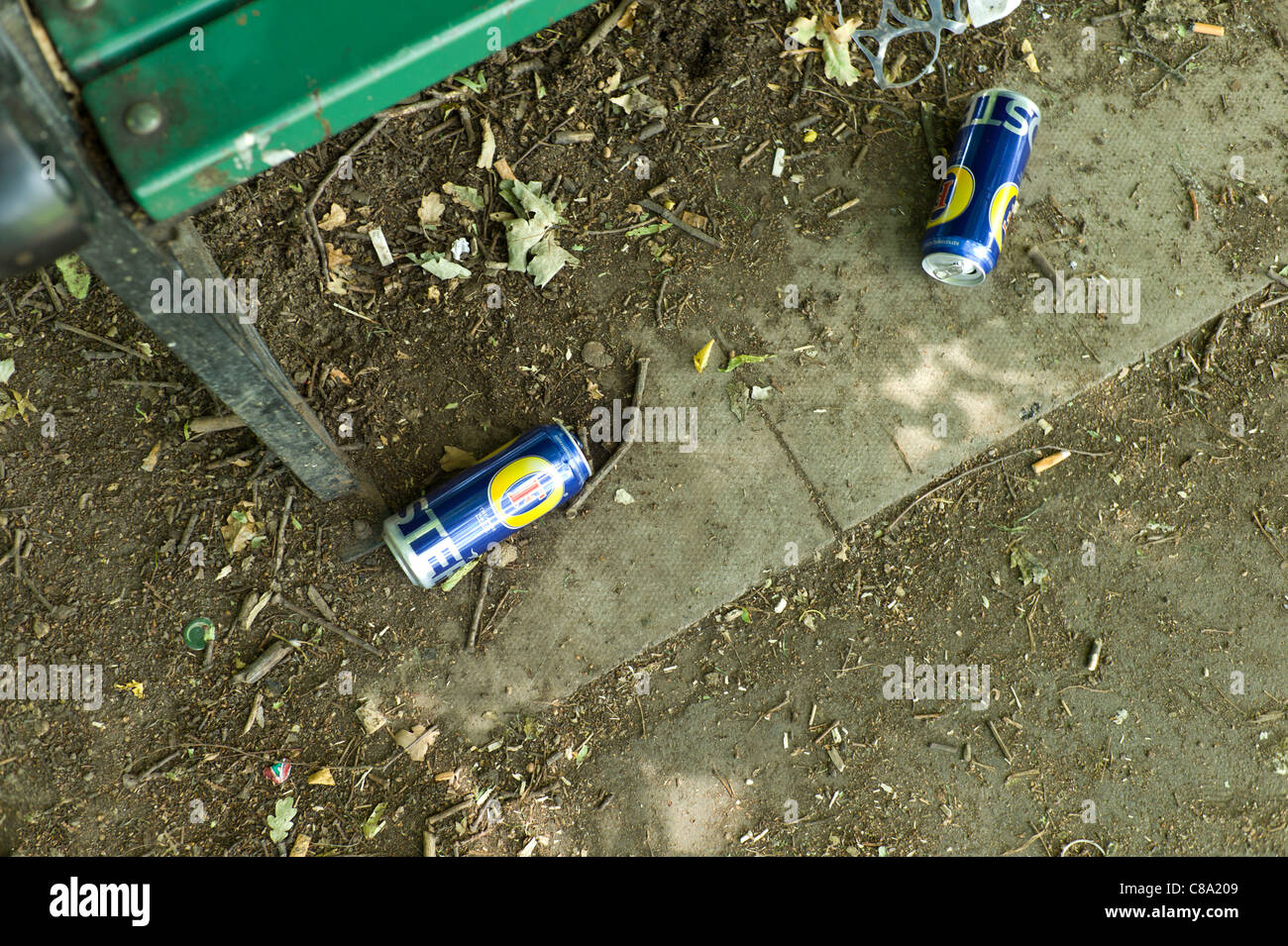 Plus grande ou des canettes de bière vides laissés par banc de parc Banque D'Images