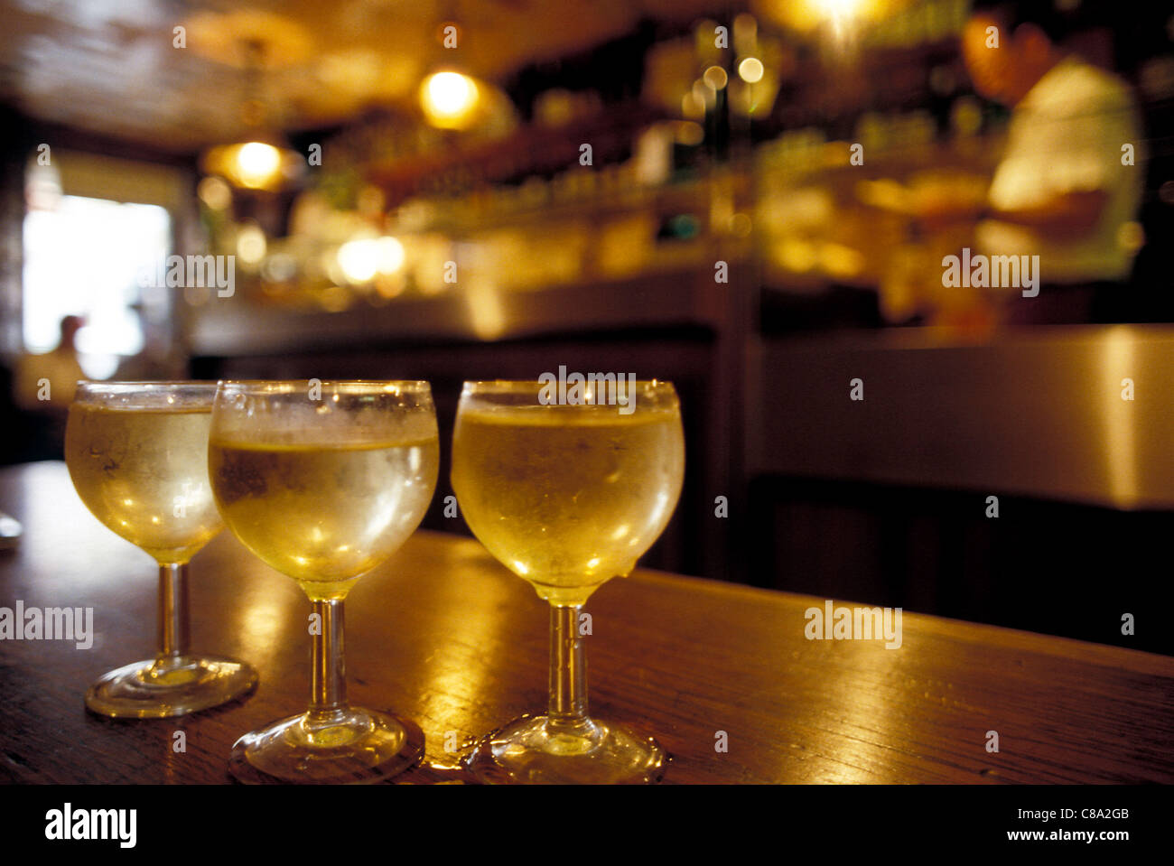 Verres de vin blanc sur le comptoir du bar Banque D'Images