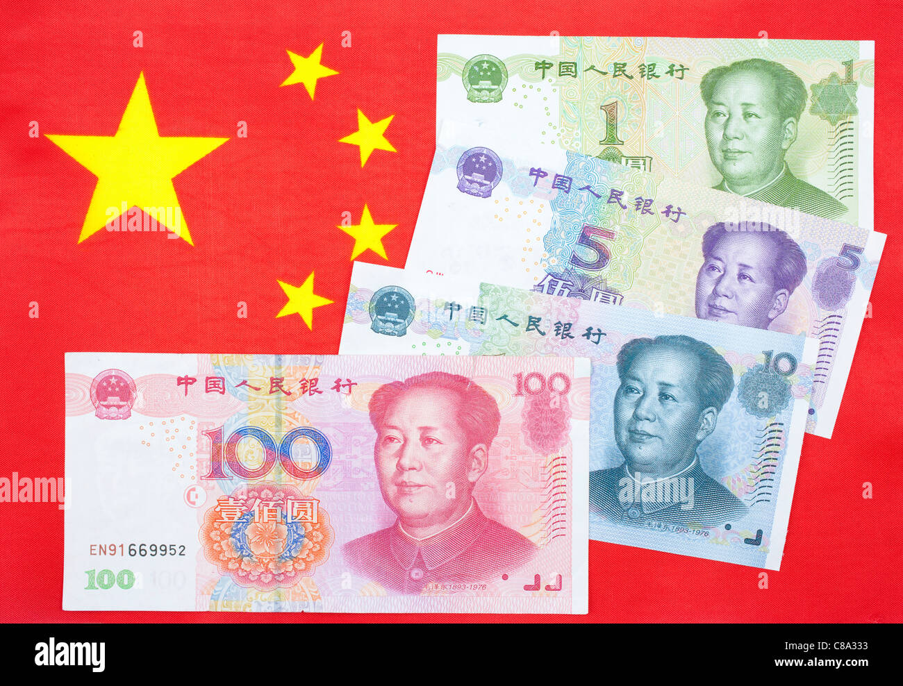 Monnaie chinoise Yuan notes sur le drapeau chinois Banque D'Images