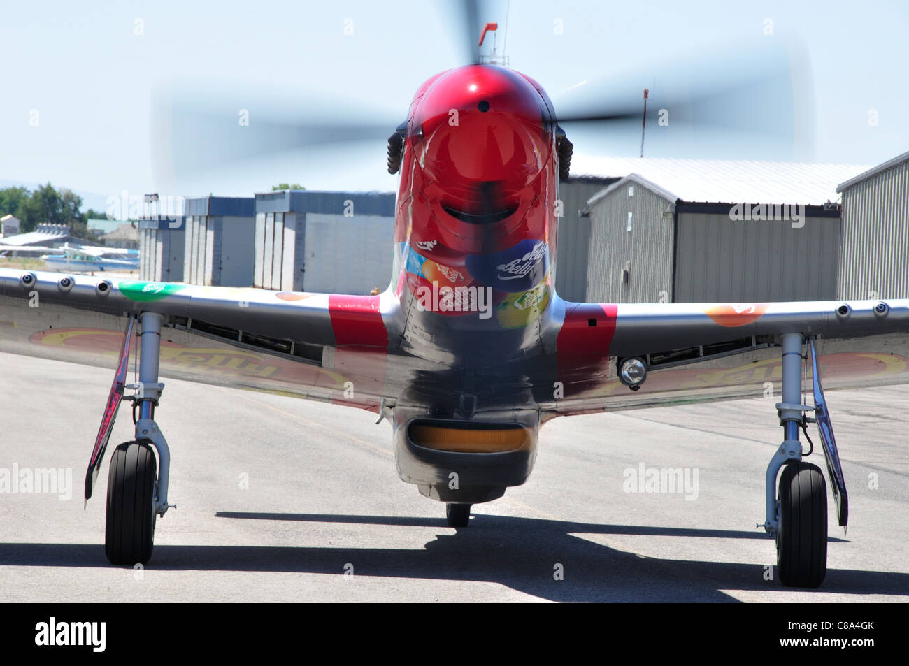 P-51D, 'parky', parrainée par Jelly Belly, roulage à l'aéroport de Nampa Banque D'Images