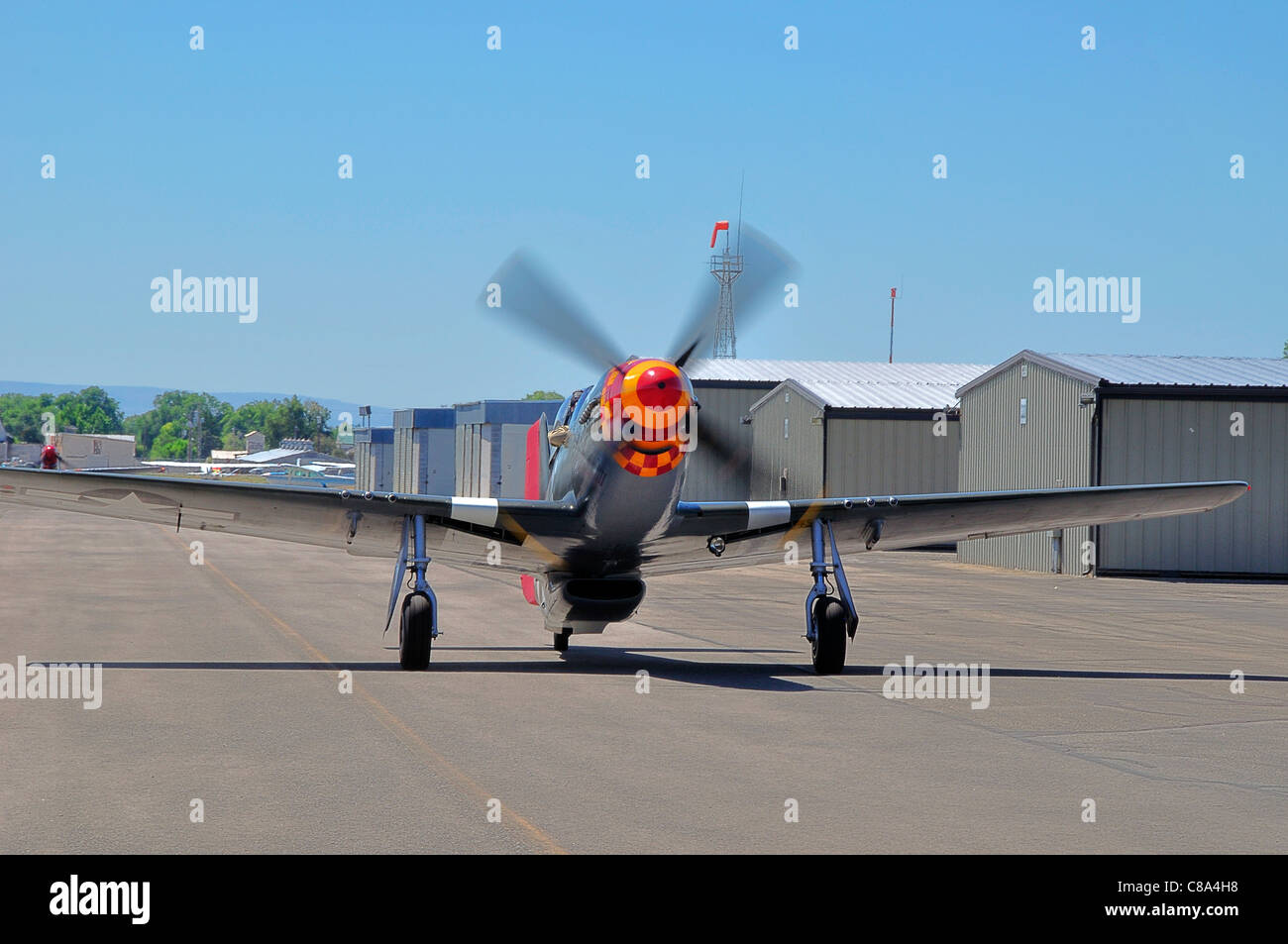 P-51D, 'parky', parrainée par Jelly Belly, roulage à l'aéroport de Nampa Banque D'Images
