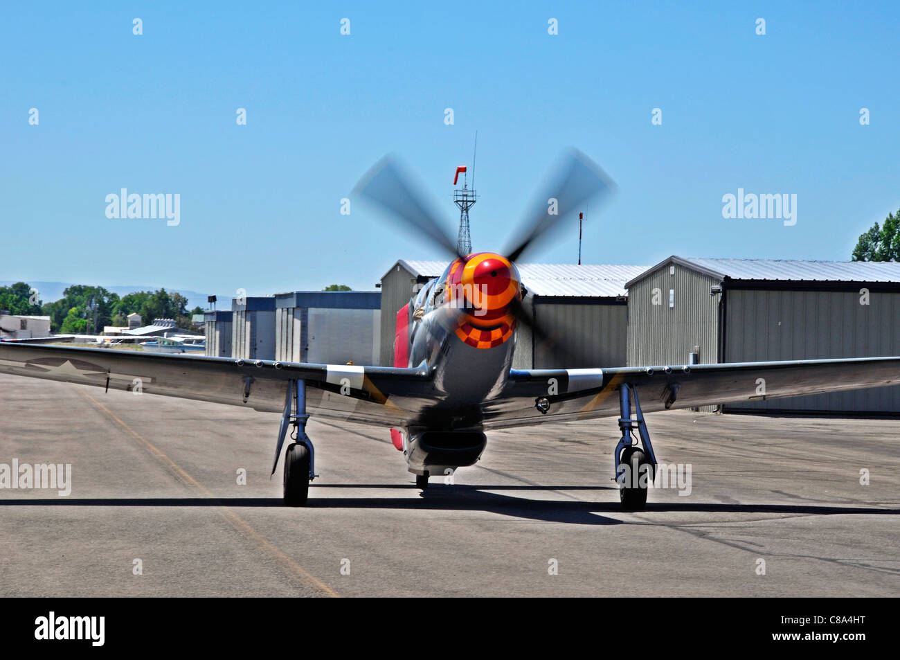 P-51D, 'parky', parrainée par Jelly Belly, roulage à l'aéroport de Nampa Banque D'Images