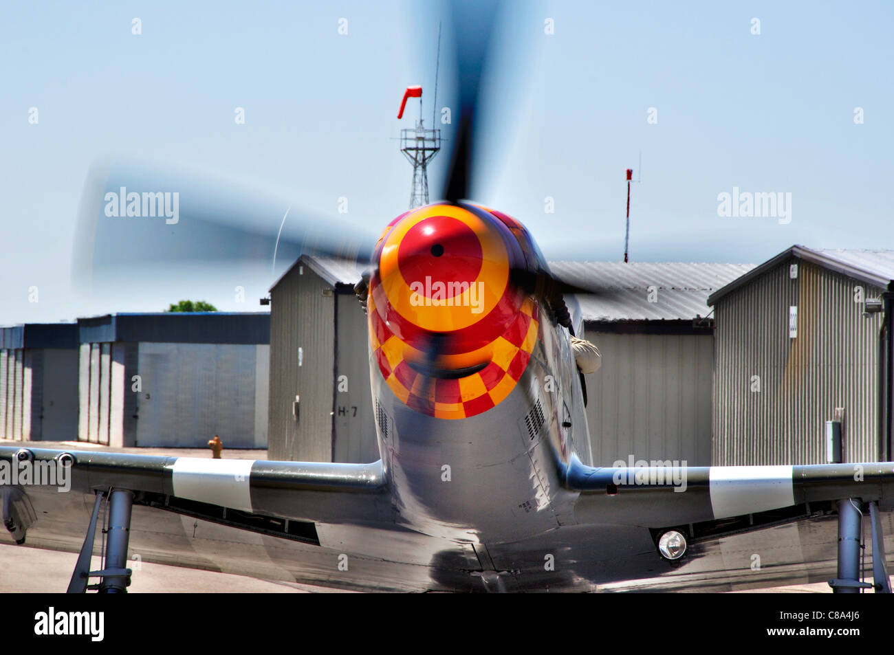 P-51D, 'parky', parrainée par Jelly Belly, roulage à l'aéroport de Nampa Banque D'Images