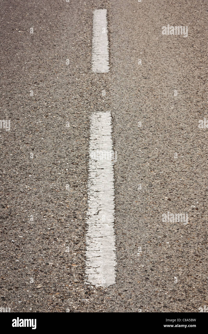 Composition verticale d'une route avec des traces blanches Banque D'Images
