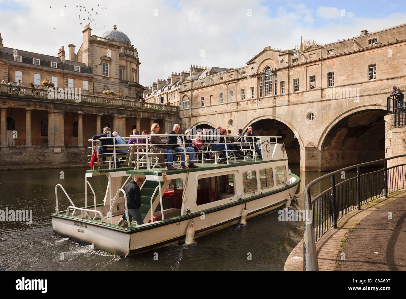 Les touristes sur une croisière en bateau sur la rivière Avon par Pont Pulteney Bath, Somerset, Angleterre, Royaume-Uni Grande-Bretagne Banque D'Images