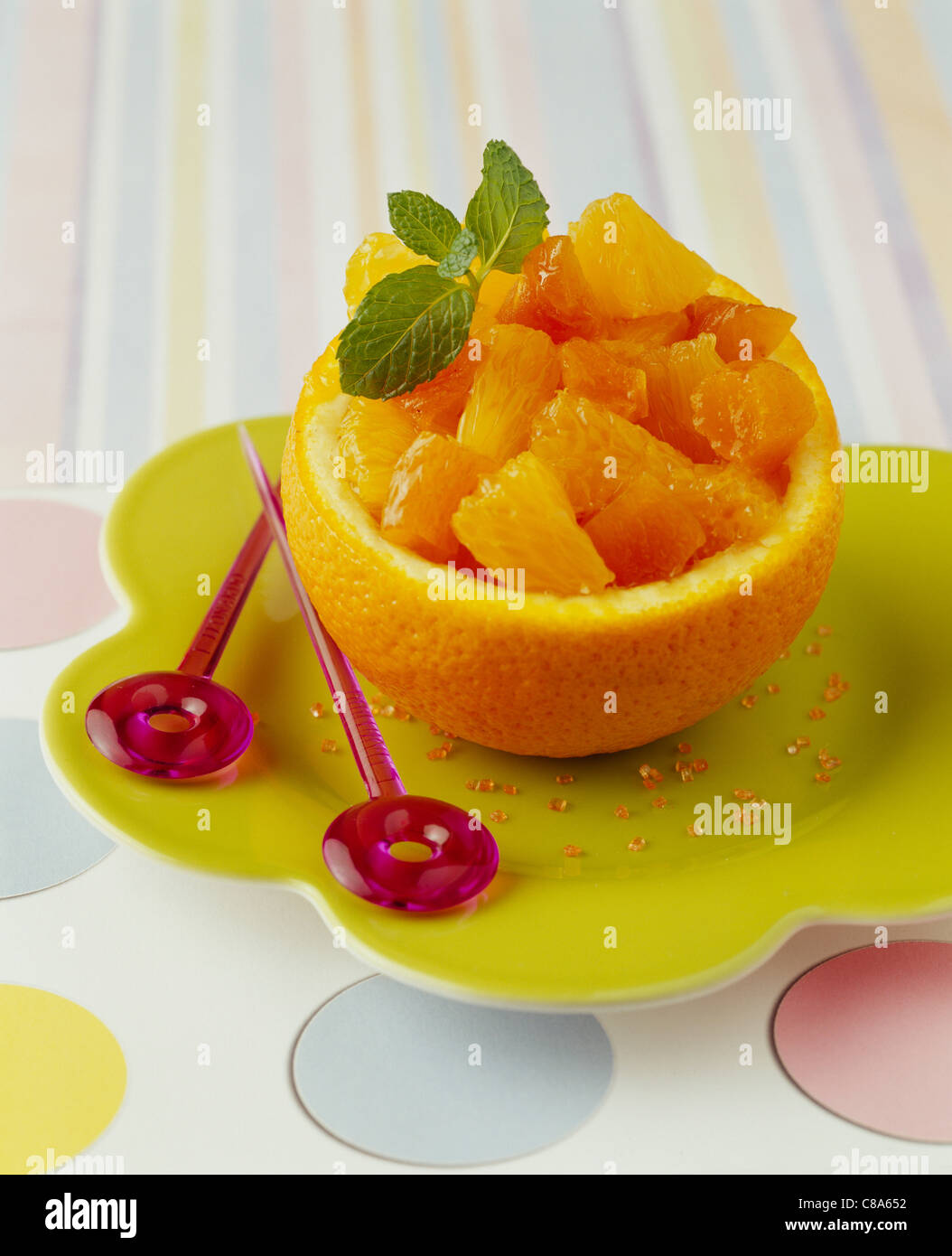 Salade de fruits d'abricot et d'orange servi dans une orange Banque D'Images