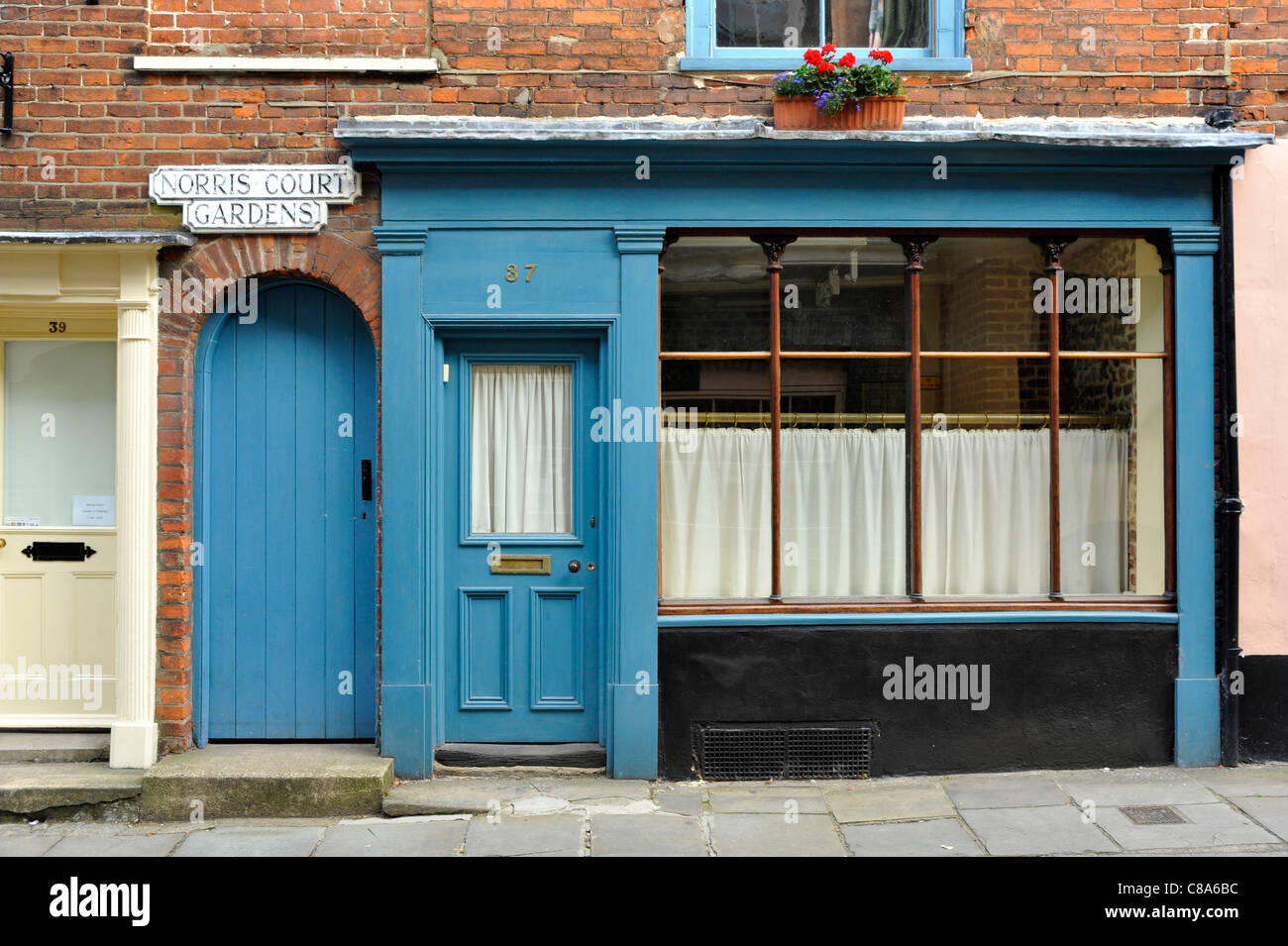 Une ancienne boutique/à Norris Court Gardens, Norwich. L'Angleterre Banque D'Images
