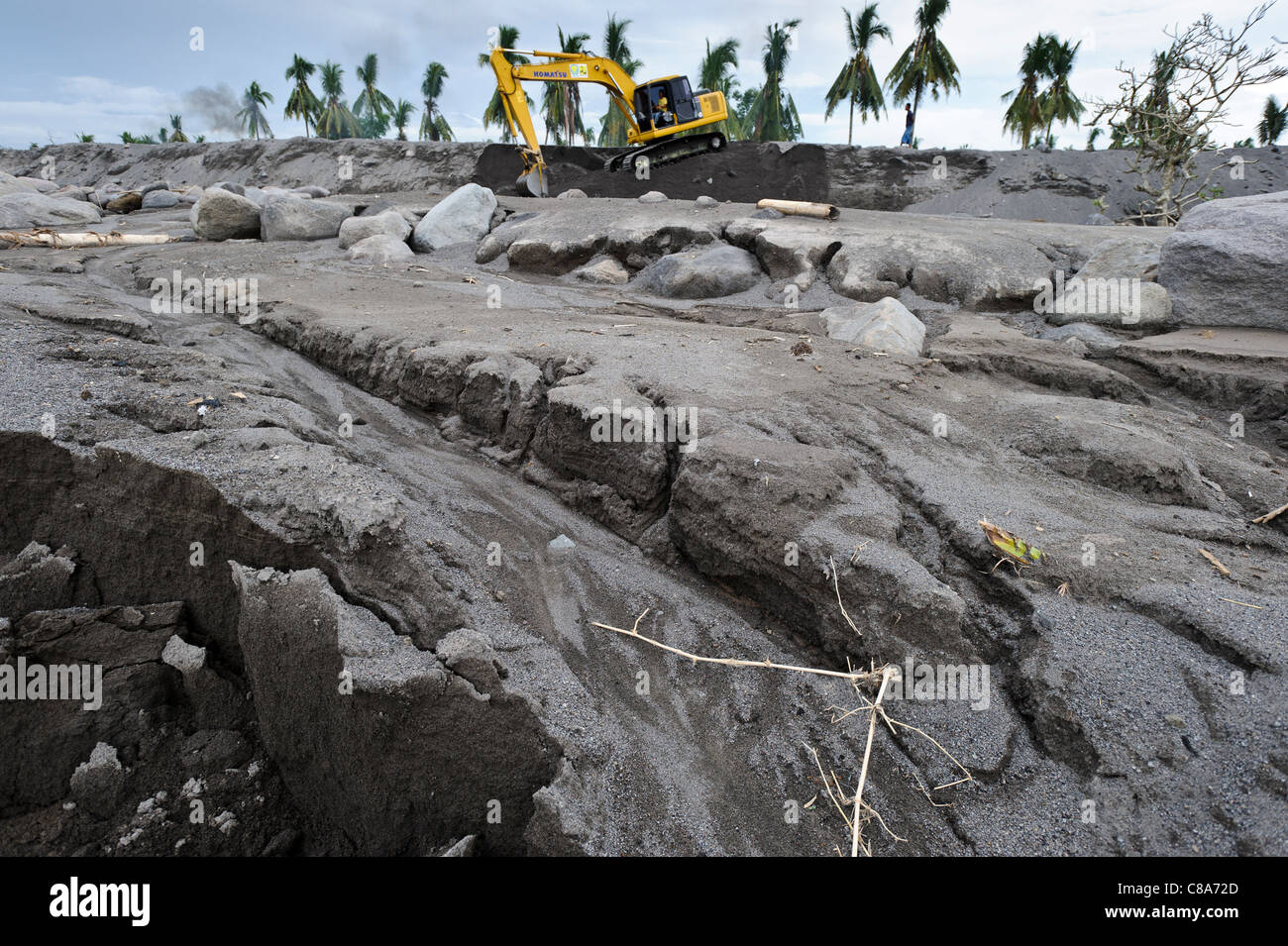 Les défenses contre les inondations près d'un village très endommagé par un lahar mud flow en mars 2011, Sirahan, Magelang, Yogyakarta, Java, Indonésie. Banque D'Images